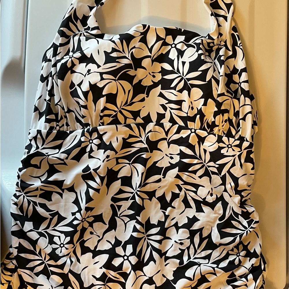 Lands end tankini top- black and white print